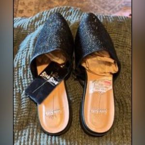 NWT Size 5 1/2 Bisou Bisou black sparkly flats